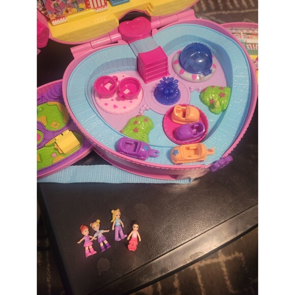 2019 Polly Pocket 2-in-1 Theme Park Crossbody Playset with 4 Dolls/Cars - Picture 14 of 16